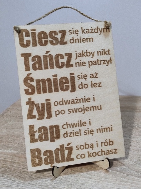 Drewniany plakat grawerowany – Ciesz się każdym dniem... (A5 / A4)