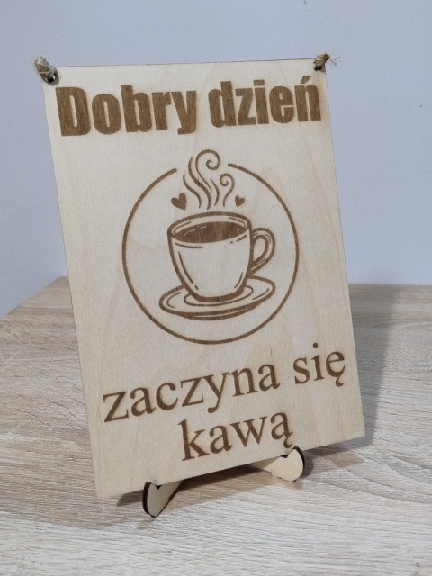Drewniany plakat grawerowany – Dobry dzień zaczyna się kawą (A5/A4)