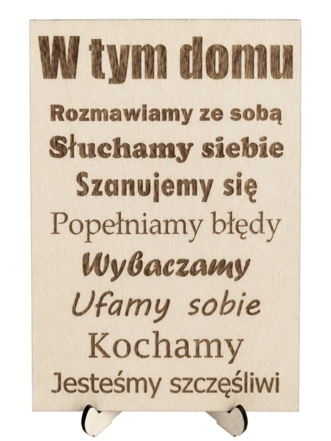 Drewniany plakat grawerowany – W tym domu... (A5 / A4)