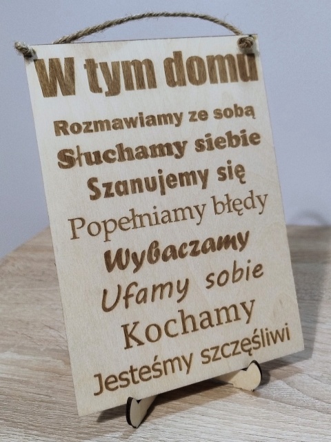Drewniany plakat grawerowany – W tym domu... (A5 / A4)